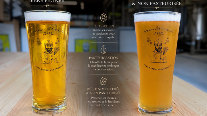 Comparaison visuelle entre une bière filtrée limpide et une bière non filtrée et non pasteurisée plus trouble, servies dans deux verres Brasserie d’Austrasie sur une table en bois dans une ambiance de microbrasserie artisanale.